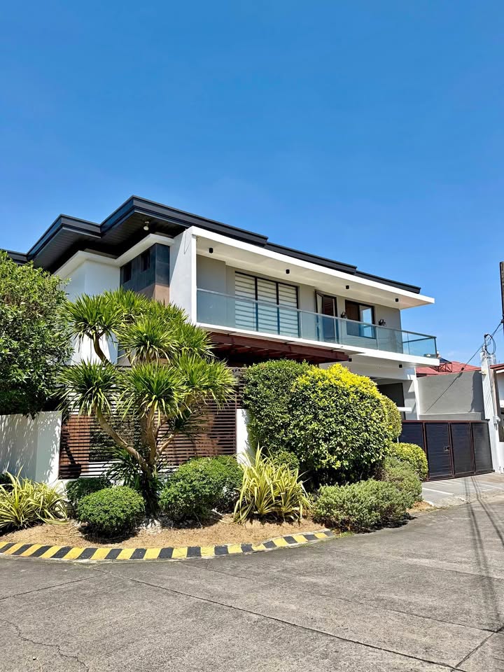 Corner House and Lot for Sale in BF homes Parañaque City